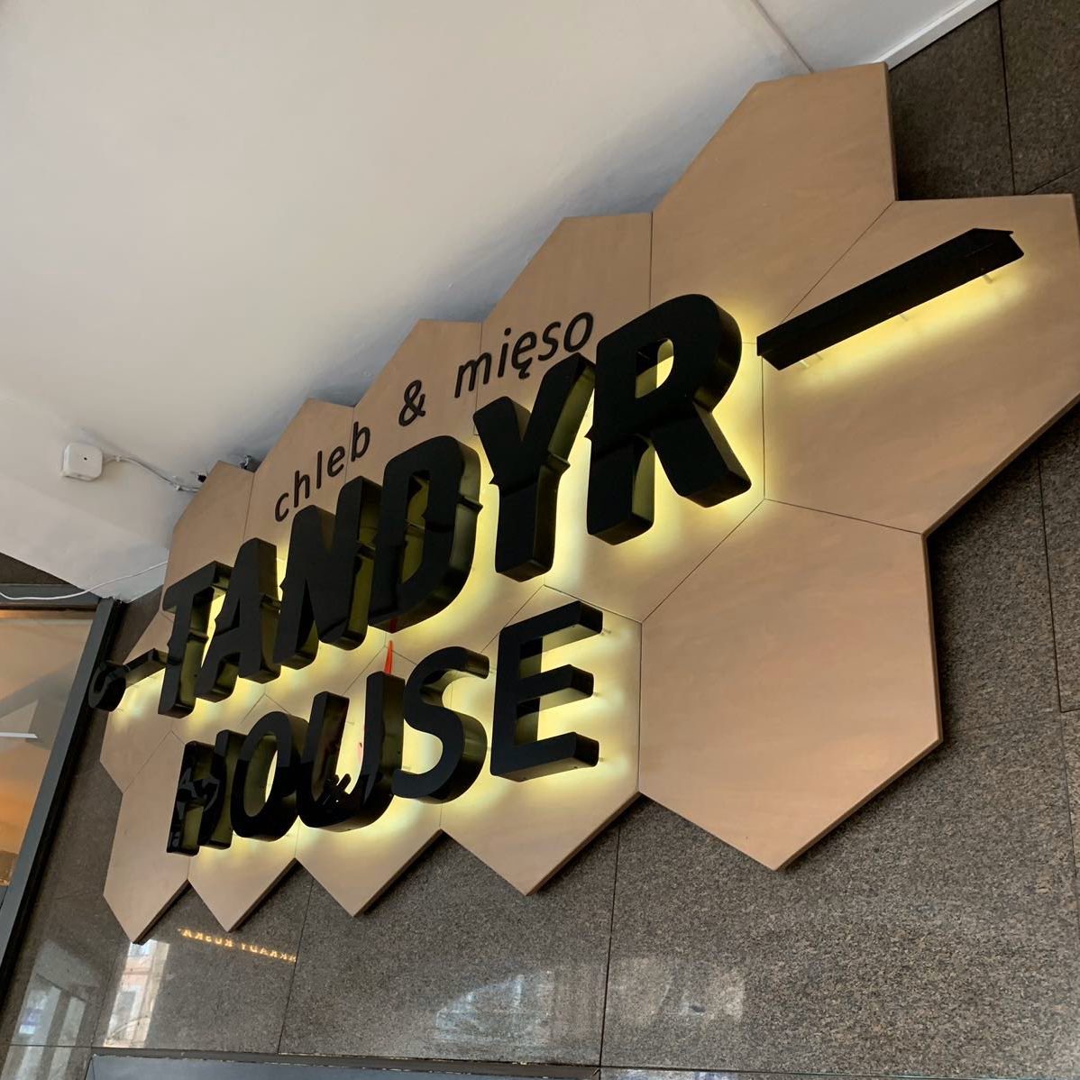 Виготовлення вивісок під ключ. Широкоформатний друк на оракалі, банері та холсті. Погодження вивісок в адміністрації (ЦНАП Чернівці), та підготовка документів. Акриловий штучний камінь, виготовлення стільниць та підвіконня м. Чернівці | Студия РЕКЛАМЫ Grosul GROUP 0954992020